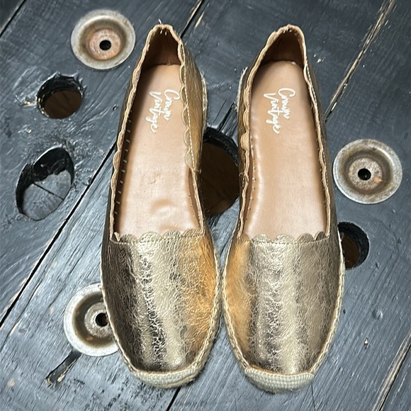 NWOB Crown Vintage Brae Creased Metallic Rose Gold Scallop Trim Espadrilles